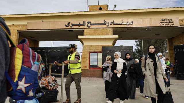 دخول الفلسطينيين العالقين في مصر إلى غزة للمرة الأولى منذ بدء العدوان (شاهد)