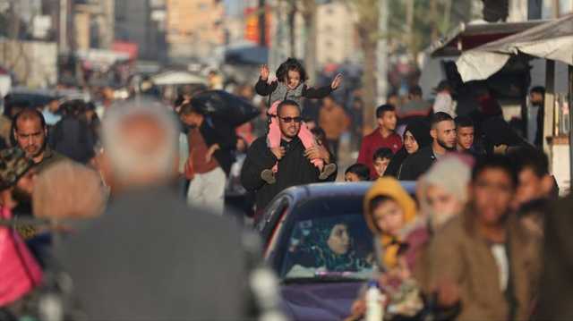 آلاف الفلسطينيين يعودون إلى منازلهم في غزة مع بدء الهدنة رغم تحذيرات الاحتلال (شاهد)