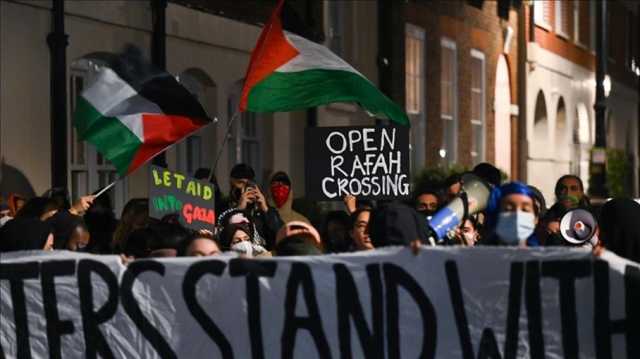 هذا ما جرى عندما صعد بريطاني لتمزيق علم فلسطيني مرفوع بأحد شوارع لندن (فيديو)