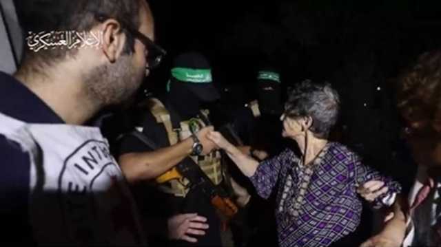 أسيرة إسرائيلية تلوّح لأهالي غزة .. تثير الإنتباه لتعامل المقاومة مع الأسرى (شاهد)