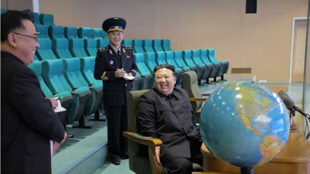 الرئيس الكوري الشمالي يستعرض أول صور قمره الصناعي التجسسي
