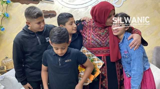 أسيرة فلسطينية محررة تعانق أطفالها لأول مرة منذ 6 سنوات (شاهد)