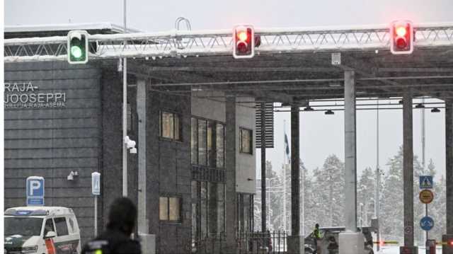 فنلندا تغلق آخر معبر حدودي مع روسيا.. وأزمة مهاجرين بين البلدين