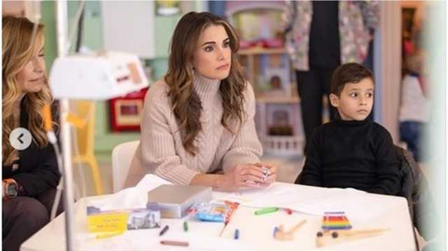 ملكة الأردن تزور أطفالا مرضى بالسرطان قادمين من غزة (شاهد)