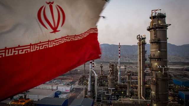 عشية الانتخابات الرئاسية.. واشنطن تفرض عقوبات على قطاع النفط الإيراني