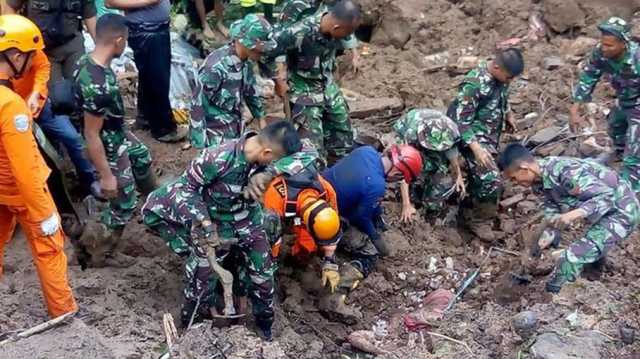 بعد انهيارات أرضية.. وفاة ١٩ شخصا في إندونيسيا