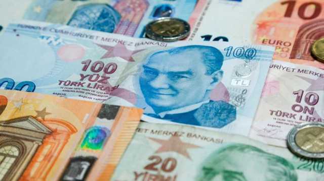 الليرة التركية تهبط إلى أدنى مستوى أمام الدولار.. تراجعت 35 بالمئة في 2023