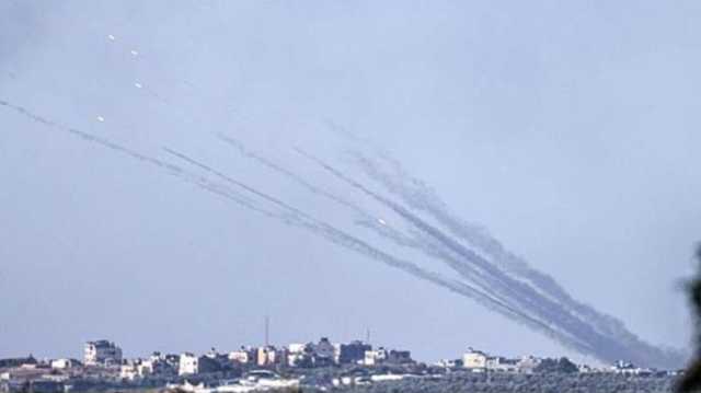 رشقة صاروخية من غزة تجاه عسقلان.. وإصابة مباشرة لمركبة (شاهد)