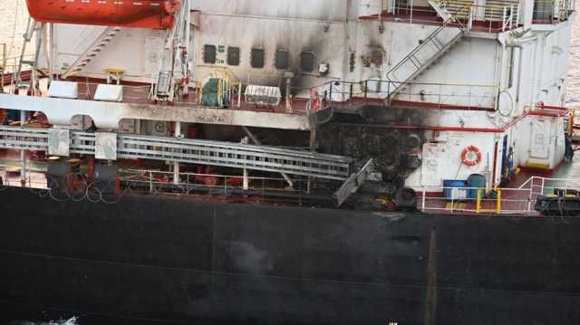 الكشف عن حجم الضرر في سفينة أمريكية استهدفها الحوثيون بخليج عدن (شاهد)