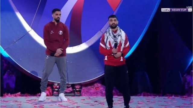 قائد منتخب قطر يقدّم نظيره الفلسطيني لأداء قسم افتتاح أمم آسيا (شاهد)