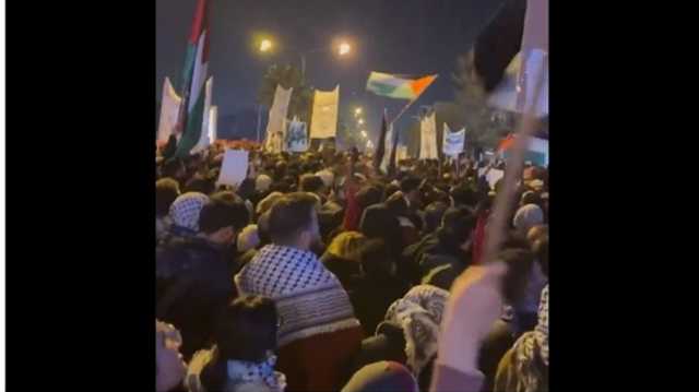 حشود في الأردن تستقبل العام الجديد بالتظاهر أمام السفارة الأمريكية (شاهد)