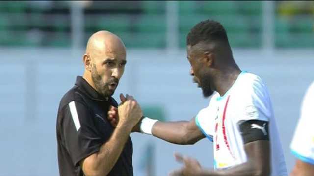 الكاف يوقف مدرب المغرب بعد أحداث مباراة الكونغو في كأس أفريقيا