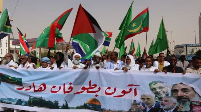 مسيرة في موريتانيا تطالب بإدخال المساعدات إلى غزة.. ضد التجويع (شاهد)