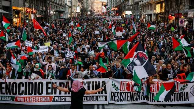 تظاهرة ضخمة في مدريد بإسبانيا للمطالبة بوقف الإبادة الجماعية في غزة (شاهد)