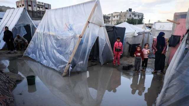 الأمطار الغزيرة تغرق خيام النازحين في غزة وتفاقم معاناتهم (شاهد)