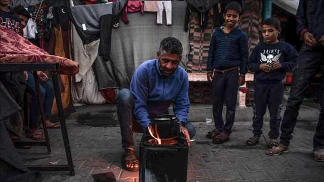 مواطن في غزة يبكي فرحا بعد حصوله على كيس طحين (شاهد)