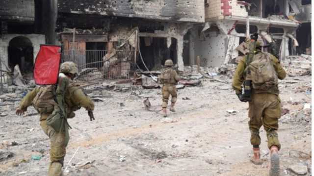 قصف يؤدي إلى فقدان الاتصال بمجموعة مكلفة بحماية أسير إسرائيلي في غزة