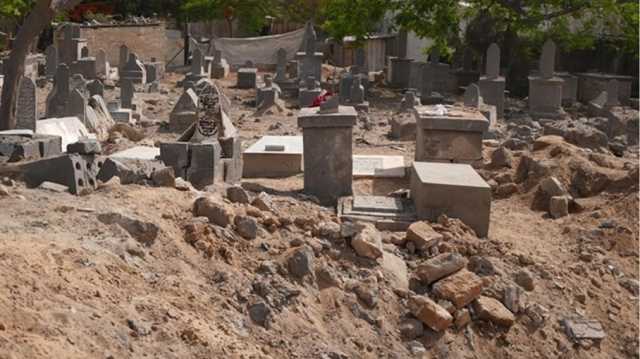 الاحتلال ينبش مئات القبور شرق مدينة غزة ويسرق 150 جثمانا