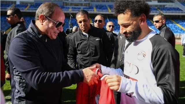 محمد صلاح يهدي قميص منتخب مصر إلى السيسي (شاهد)