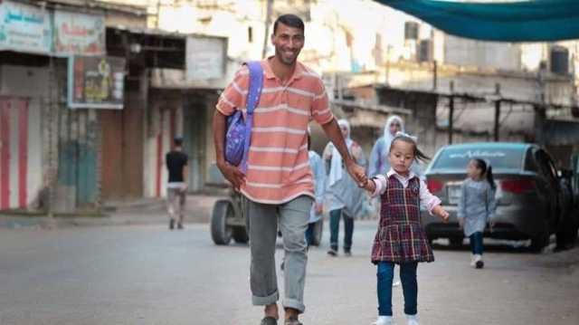 حزن يخيم على مواقع التواصل عقب استشهاد فلسطيني اشتُهر بصورة مع ابنته