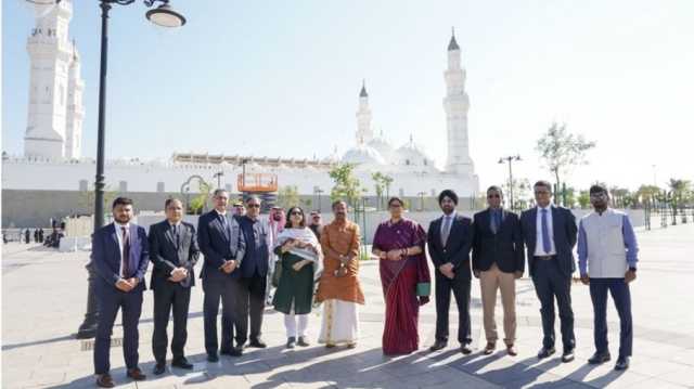 ظهور وزيرة هندية متطرفة بجوار المسجد النبوي يثير جدلا (شاهد)