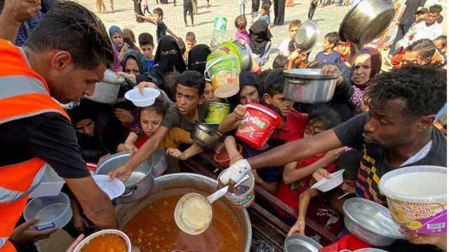 سكان شمال غزة يلجأون لما تبقى من تكايا خيرية بعد أن أنهكهم الجوع