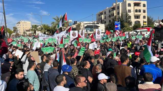 مئات الأردنيين ينفذون وقفة منددة بموقف واشنطن من الحرب على غزة