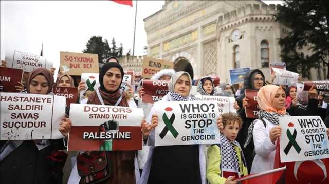 بمآزر ملطخة بالدماء.. مسيرة صامتة لأطباء أتراك تضامنا مع غزة (شاهد)