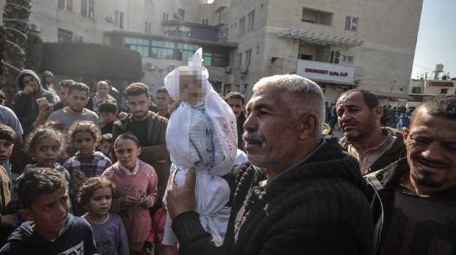 فلسطيني حاملا جثمان حفيده الرضيع: نتنياهو يقتل أطفالنا وغير قادر على المقاومين (شاهد)