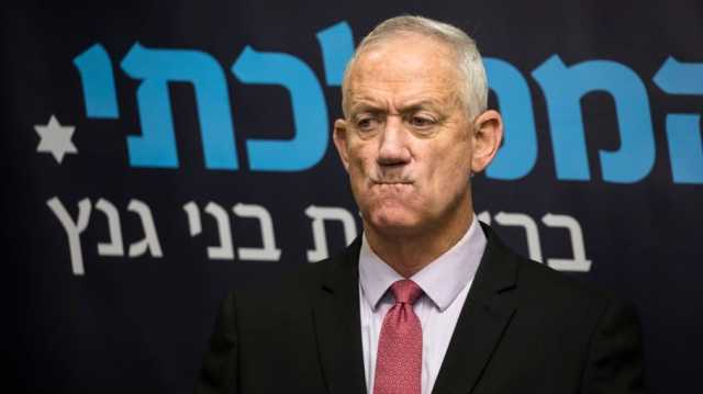 كسر قدم وزير الحرب الإسرائيلي غانتس.. حادث داخل مستوطنة