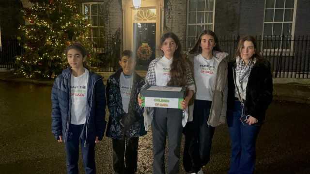أطفال بريطانيا يقدمون عريضة لسوناك وستارمر لأجل حقن دماء الأطفال في غزة