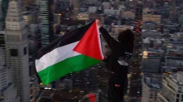 شاب أمريكي يرفع علم فلسطين فوق ناطحة سحاب بنيويورك.. مشهد يحبس الأنفاس (شاهد)