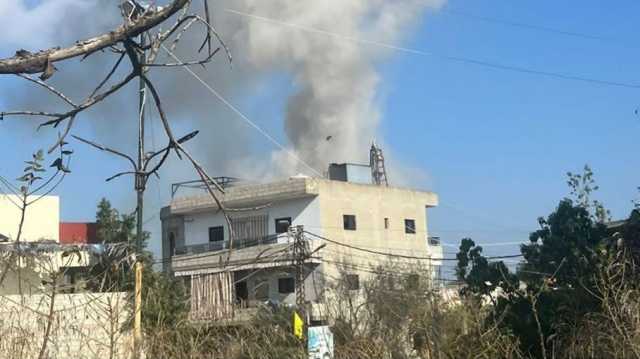 الاحتلال يقصف منزلا خلال تشييع شهيد لحزب الله جنوب لبنان (فيديو)