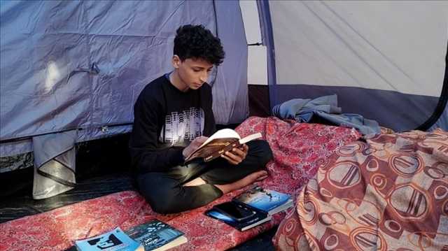 من خيمة نزوح .. طفل فلسطيني يوثق مآسي أهالي قطاع غزة في رواية بعنوان أشلاء