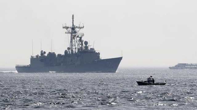 إصابة سفينة أمريكية بصاروخ قرب سواحل عدن اليمنية.. وتعليق حوثي