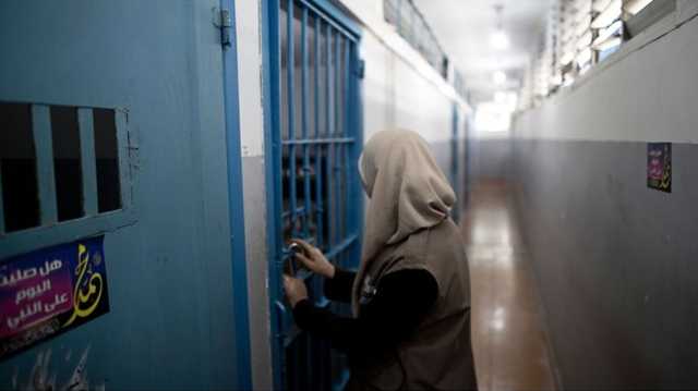 شهادة صادمة من أم غزّية قضت 40 يوما بسجون الاحتلال.. انتهاكات جنسية