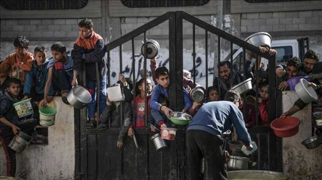 مشاهد توثق تناول أطفال من شمال غزة بطاطا فاسدة في ظل تفاقم الكارثة الإنسانية (شاهد)