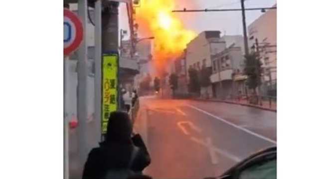 إخلاء 800 راكب.. شلل في حركة القطارات بطوكيو إثر حريق ضخم (شاهد)