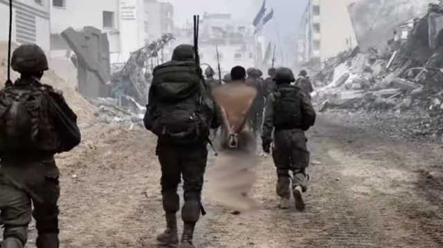 جندي يوثق الوحشية في التعامل معتقل فلسطيني بغزة.. أين العدل الدولية؟ (شاهد)