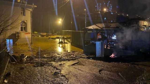 الإجلاء بالجرافات.. الفيضانات تسبب انهيارات أرضية شمال شرق تركيا (صور)