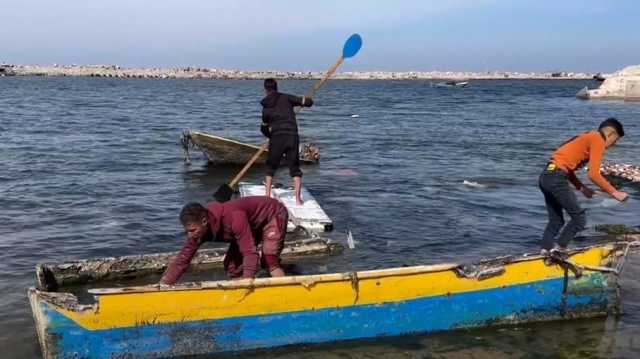 صيادون بلا قوارب في غزة.. وإبحار مميت لانتزاع لقمة العيش (شاهد)