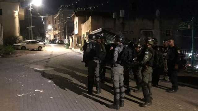 الاحتلال يعتقل 19 فلسطينيا في الضفة الغربية ويغلق عدة مدن وقرى