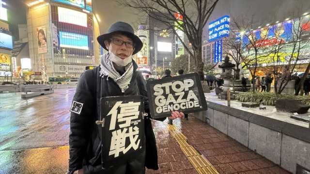 ياباني يجوب شوارع طوكيو معبرا عن رفضه للحرب على غزة