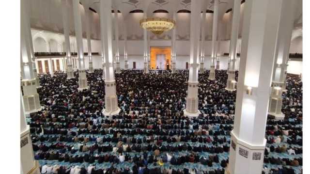 الآلاف يؤدون أول صلاة جمعة في ثالث أكبر مسجد في العالم بالجزائر (شاهد)