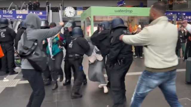 الشرطة الألمانية تعتدي بعنف على سيدة محجبة و تقمع مظاهرة مناصرة لفلسطين (شاهد)