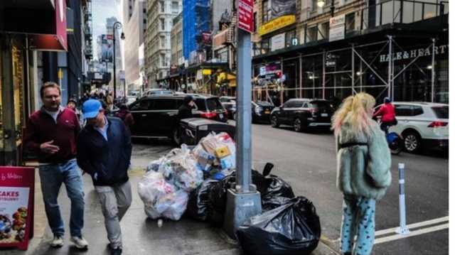 بلدية نيويورك تطلق ثورة النفايات للتخلص من أكوامها في شوارع المدينة