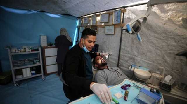 بعد تدمير مركزه في غزة.. طبيب أسنان يؤسس خيمة لعلاج النازحين (شاهد)