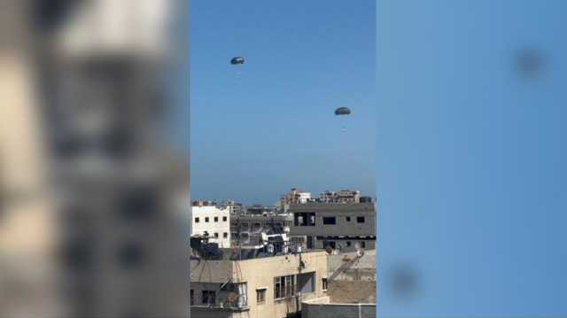 عملية إنزال جديدة تثير استهجان سكان غزة.. طائرة ألقت مظلتين فقط (شاهد)