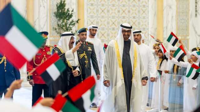 أمير الكويت يزور الإمارات وابن زايد يمنحه أعلى وسام في الدولة (شاهد)
