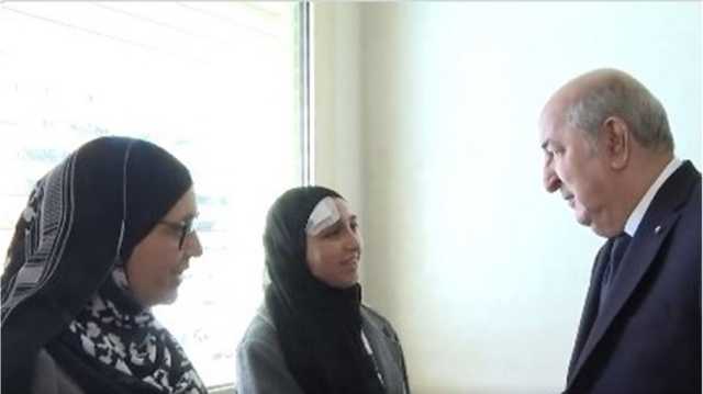 رئيس الجزائر يزور عائلة فلسطينية تتعالج بمستشفى عسكري (شاهد)